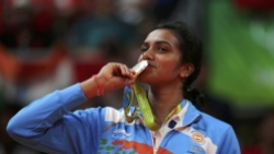 7_PV Sindhu with National Flag after winning silver medal at Rio Olympics_3